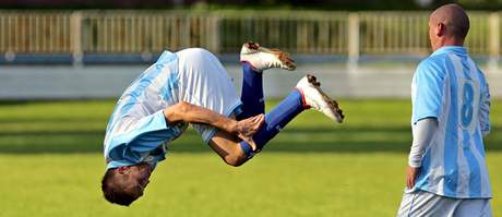 Pavel Hudeek skáe vítzné salto po gólu