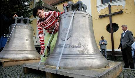 V pondlí odpoledne pivezli pracovníci zvonaství Perner z rakouského Pasova dva nové zvony pro kostel sv. Jakuba - 1300 kg váicí Vltavotýn a mení 740 kg svatý Václav.