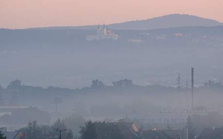 Východ slunce nad zamlenou Olomoucí