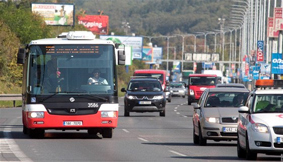 Jedna z páteních linek, autobus 125, ji jezdí po Jiní spojce z Háj ke Smíchovskému nádraí.