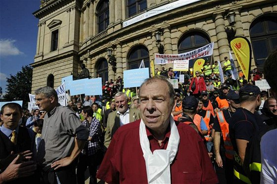 Odbory protestovaly proti sniování plat ve veejné sfée na demonstraci v Praze. Te varují ped zmnou zákoníku práce, kterou chce vláda prosadit s balíkem sociálních krt a umonila by výrazn pekopat odmování ve veejném sektoru.