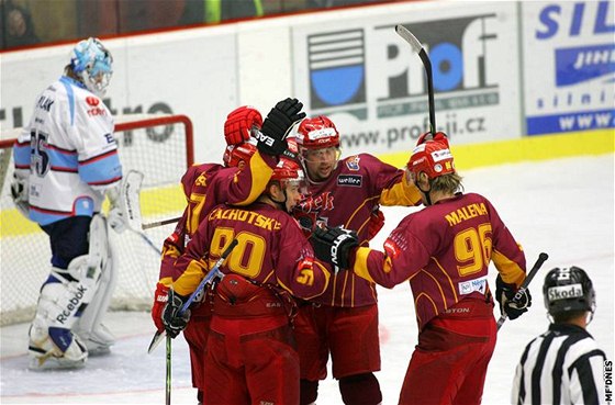 Radost jihlavských hokejist po vstelené brance do sít Chomutova