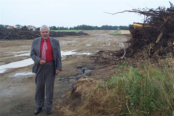 Josef Bezecný u svých pozemk na Táborsku, které jsou zapotebí  pro výstavbu dálnice D3