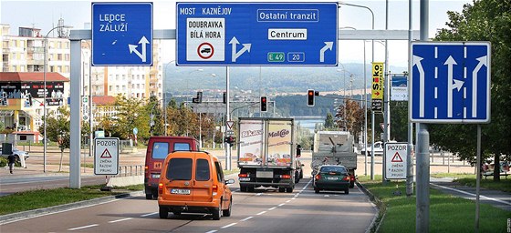 Auta míí do centra Plzn ve smru od Karlových Var se na kiovatce Studentské s Gerskou ulicích adí do nových jízdních pruh. Má to vyeit problém s kolonami (22.9.2010)
