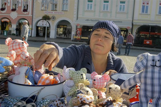 Romana Lukáová prodává ve stánku látkové medvídky, které ije spolu se dvma dalími kolegynmi.