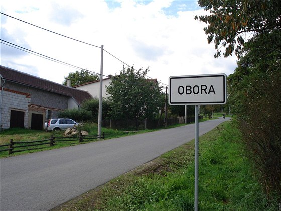 Obec Obora, kde zuí sousedské spory