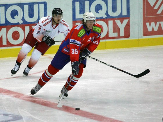 Hokejisté Horácké Slávie (v erveném) piuvítají ba svém led hráe HC Rebel Havlíkv Brod. Ilustraní foto