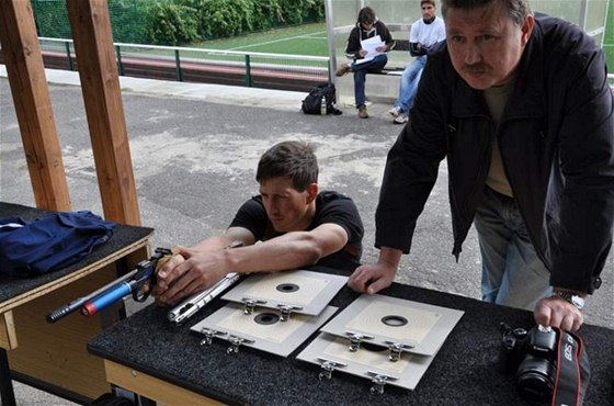 Ondej Polívka testuje zbra s laserovým adaptérem