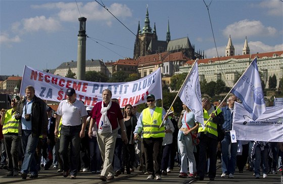 V záí odborái proti sniování plat ve veejné sfée demonstrovali, te budou stávkovat.