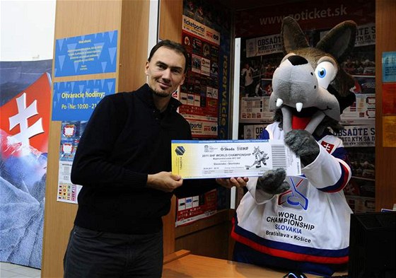 Miroslav atan s první vstupenkou na hokejové MS 2011, které hostí Slovensko