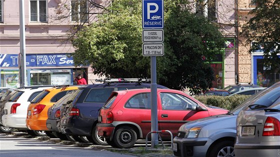 Povodí Moravy si zaplatilo estadvacet míst k parkování na ulici Devaská v Brn.