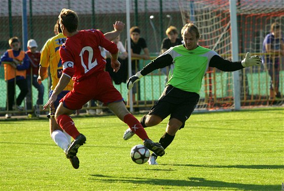 Divizní fotbalisté Tebíe (v erveném) sice ve verejím zápase favorizované Teplice potrápili, z postupu se vak po tsné výhe 1:2 nakonec radoval prvoligový sok.
