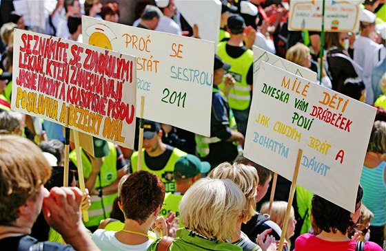 Demonstrace odborá proti vládním krtm na Palachov námstí v Praze. (21. záí 2010)