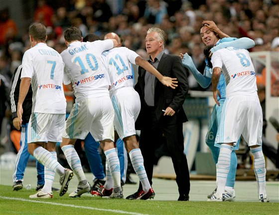 Fotbalisté Marseille se radují ze vsteleného gólu