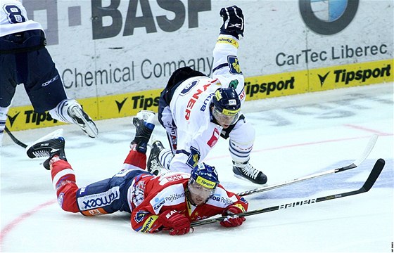 Liberecký Michal Bárta (nahoe) v souboji s protihráem