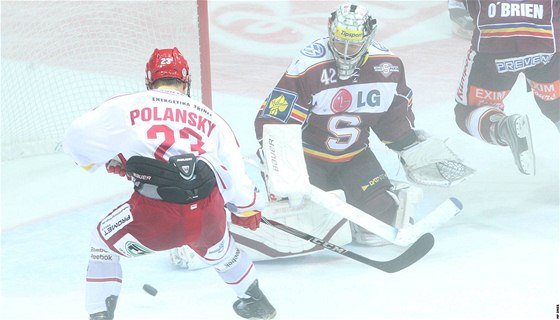 Tinecký Jií Polanský (vlevo) v anci ped sparanským brankáem Tomáem Pöpperlem