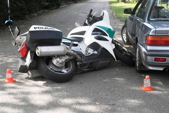 Policista na motocyklu u nestail zastavit a narazil do auta, jeho idi mu nedal pednost.