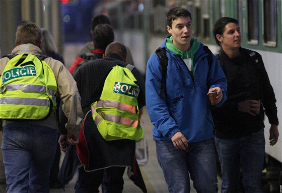 Policisté se v Ostrav chystají k odjezdu speciálním vlakem na demonstraci do Prahy.