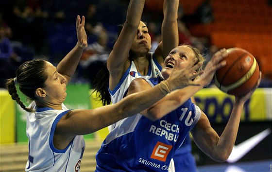 eské basketbalistky pi pípravném utkání s Argentinou.