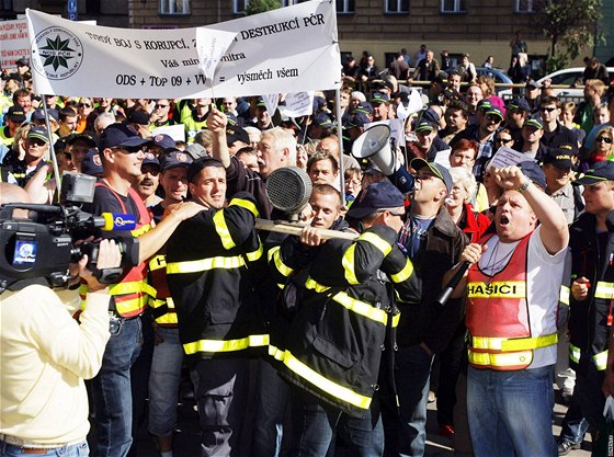Proti vládním krtm nedávno protestovaly i eské odborové organizace.