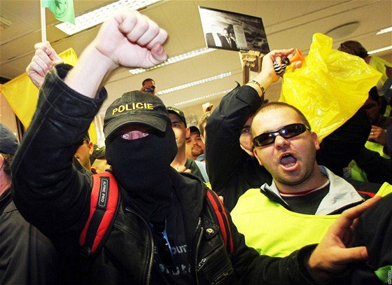 Demonstranti ve vstupní hale ministerstva vnitra v Praze. (21. záí 2010)