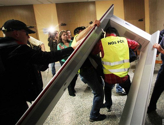 Demonstranti ve vstupní hale ministerstva vnitra povalili bezpenostní rám. (21. záí 2010)