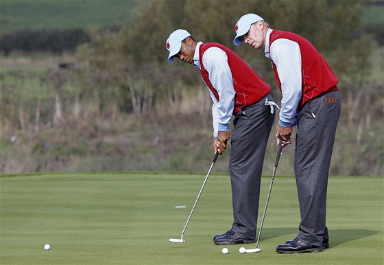 První trénink ped Ryder Cupem: amerití hrái Tiger Woods (vlevo) a Steve Stricker.