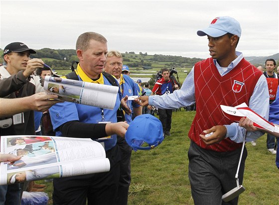 Tiger Woods má ve Walesu ped Ryder Cupem vtí píze místních fanouk ne médií.