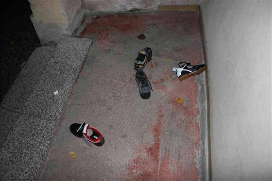 Zlodj odnesl z prodejny obuvi jen pravé boty.
