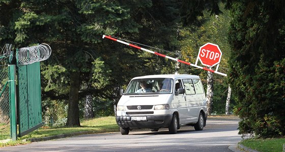 Vjezd do vojenské nemocnice v Tchonín v Orlických horách