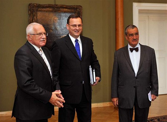 V první tveici nejdvryhodnjích eských politik je krom Václava Klause, Petra Nease a Karla Schwarzenberga také Radek John.