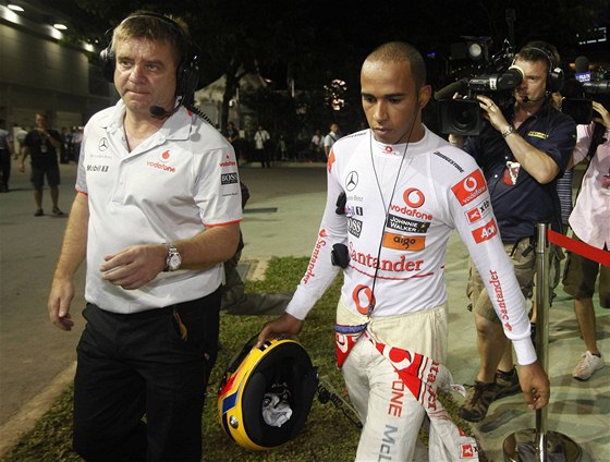 Lewis Hamilton opoutí v Singapuru místo nehody.