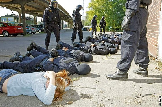 Cviení policejního zásahu proti fanoukm ve vlaku