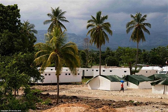 Liberecká humanitární organizace Hand for help postavila v Haiti nemocnici ze smontovatelných díl.