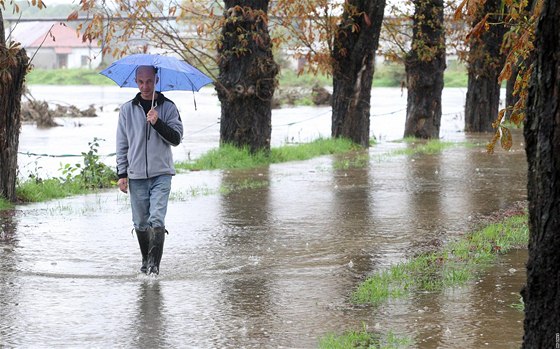 Voda znovu zatopila nkolik komunikací, luk a polí v Libereckém kraji. Snímek je z Viové na Frýdlantsku.