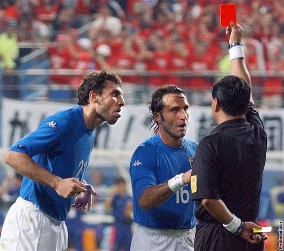 Ekvádorský rozhodí Byron Moreno vytahuje ervenou kartu, italtí fotbalisté Christian Vieri (vlevo) a Angelo Di Livio marn protestují. 