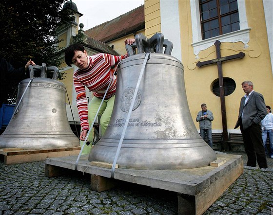 V pondlí odpoledne pivezli pracovníci zvonaství Perner z rakouského Pasova dva nové zvony pro kostel sv. Jakuba - 1300 kg váicí Vltavotýn a mení 740 kg svatý Václav.