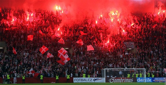 Píznivci Slavie fandí na severní tribun.