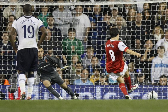 Nasri  z Arsenalu promuje penaltu v pohárovém duelu s Tottenhamem.