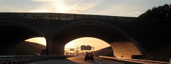 Nový úsek dálniního okruhu mezi Slivencem a D1 zrychlí spojení mezi plzeskou a brnnskou dálnicí.