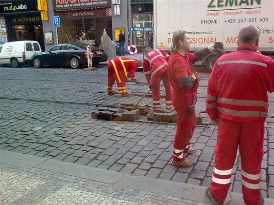 Ve Vodikov ulici praskly koleje. Píinou byla únava materiálu.