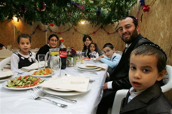 Rabbi Nechemia Rotenberg s rodinou pi obd v rámci idovského svátku Sukot. 
