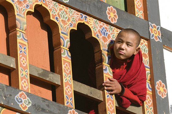 Mladý buddhistický mnich v bhútánském klátee Gante Gompa (Ilustraní foto)