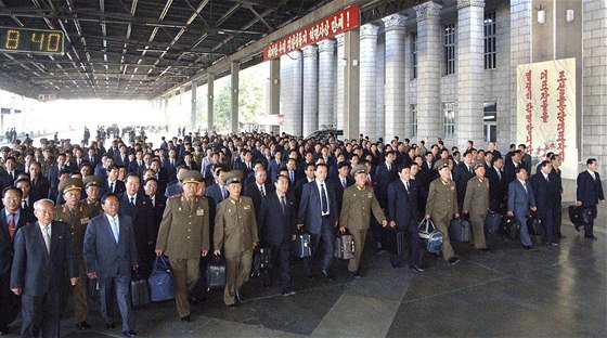 Delegáti historického sjezdu Korejské strany práce dorazili na nádraí v Pchjongjangu (26. záí 2010)