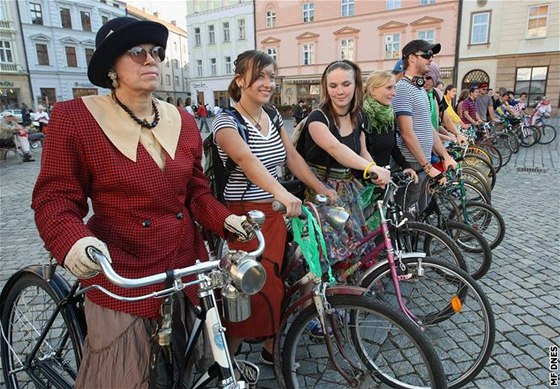 V rámci oslav Evropského dne bez aut se na olomouckém Horním námstí uskutenila také módní pehlídka na kolech.