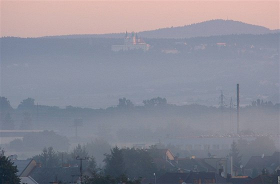 Východ slunce nad zamlenou Olomoucí