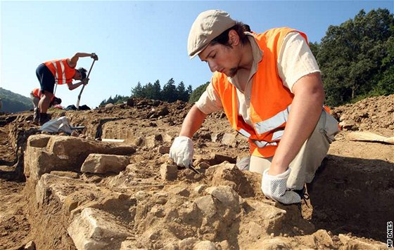 Archeologové zkoumají základy slavné zájezdní krmy Zavadilka v Bezolupech na Zlínsku.