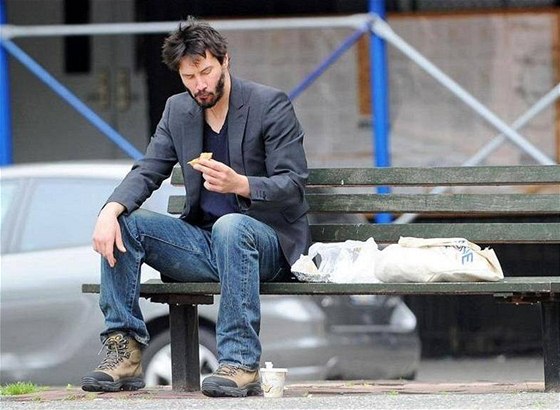 Keanu Reeves na bulvární fotografii, ktetrá vyvolala vlnu podpory na internetu
