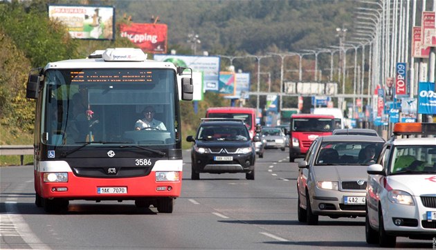 Autobus linky 125 na Jiní spojce.