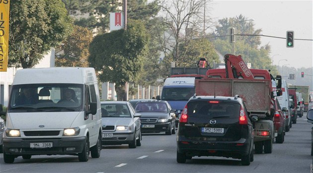 Kolony, které se kvli dvma soubným uzavírkám tvoí ve Chválkovické ulici v Olomouci.